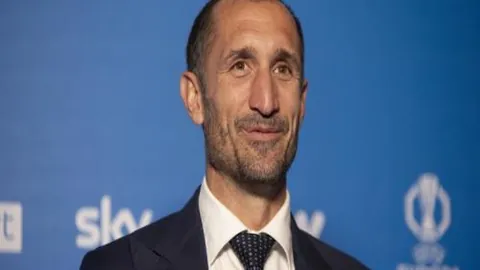 克罗斯亮相勇士对决独行侠赛事及伊戈达拉球衣退役典礼，赛后与库里合影留念